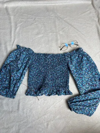 haut manche longue épaule dénudée bleu avec fleurs taille S ~ tally weijl