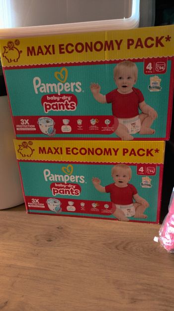 Lot de deux cartons de couches Pampers pants