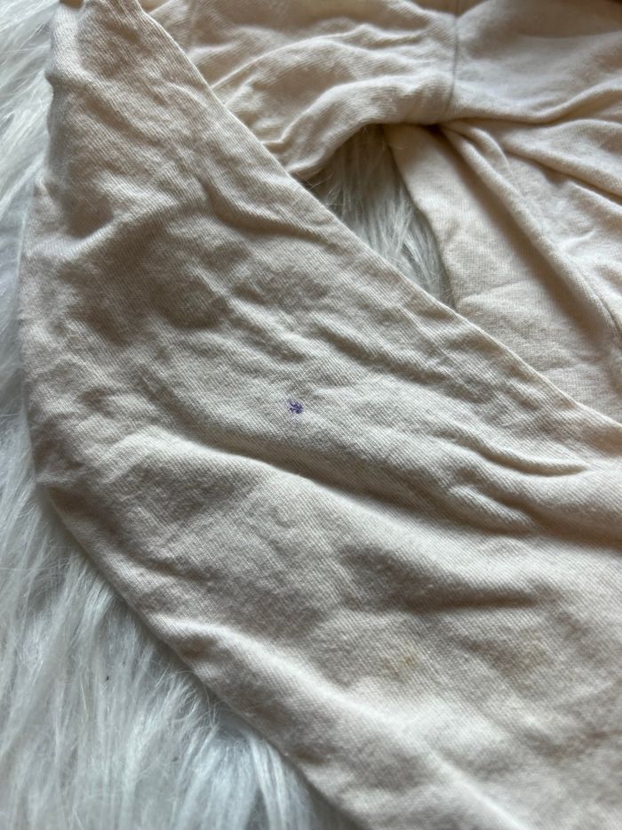 Très beau tee shirt balbi manches longues 🥰 taille 5 ans disney Une petite tache sur la manche - photo numéro 3