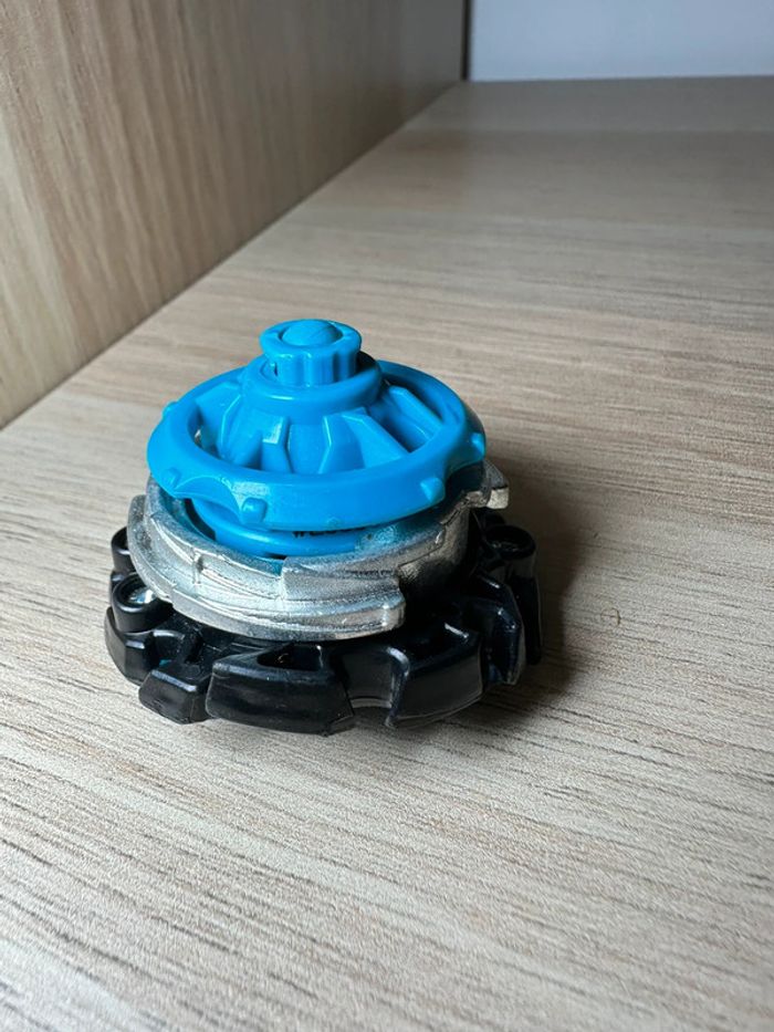 Toupie beyblade forneuse f4 - photo numéro 2