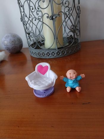 Figurines/maison poupée: Bébé + Fauteuil