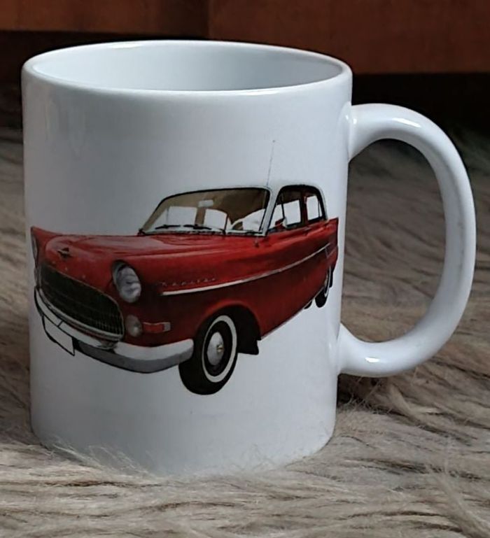 Tasse blanche avec voiture vintage
