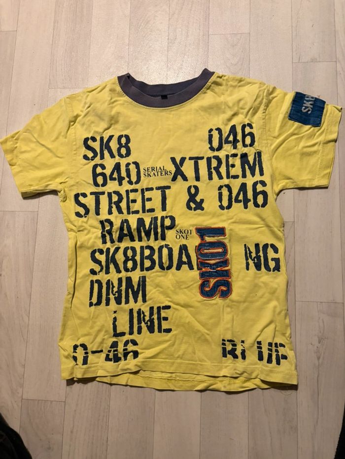 T-shirt jaune 8 ans manches courtes écriture devant très bon état