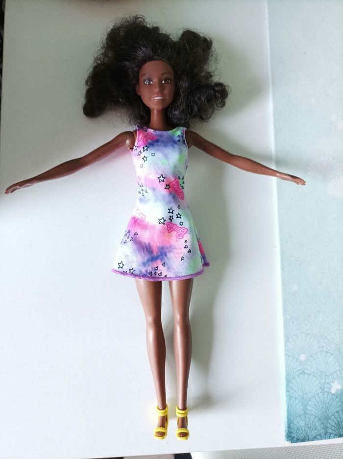 Jolie poupée Barbie - photo numéro 5