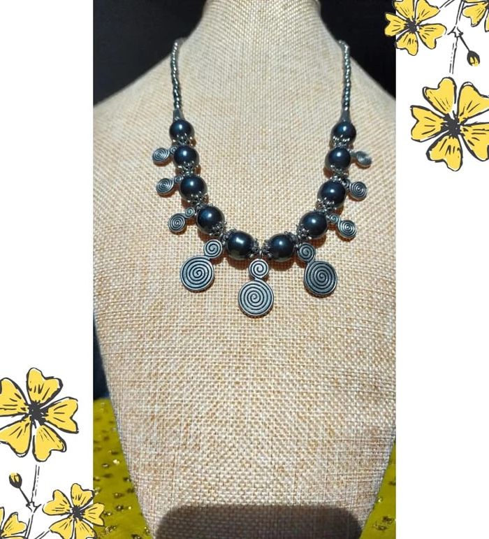 Collier perles grises & breloques spirales – Élégance intemporelle - photo numéro 2