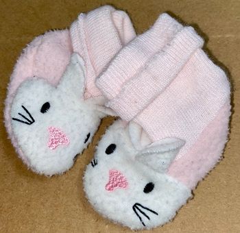 Chaussons couleur blanc et rose motif lapin taille naissance