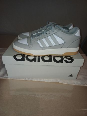 Baskets Adidas neuves - taille 43 1/3

43,5 Neuf avec étiquette