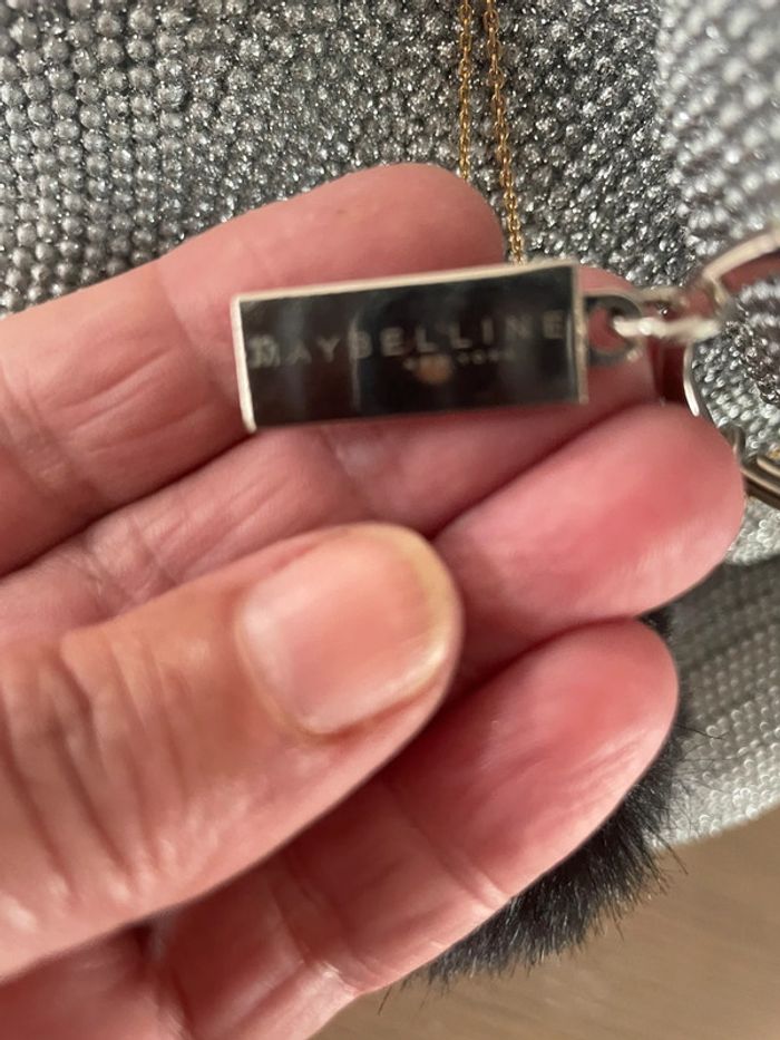 Porte clefs pompon noir fausse fourrure  maybelline état neuf - photo numéro 6