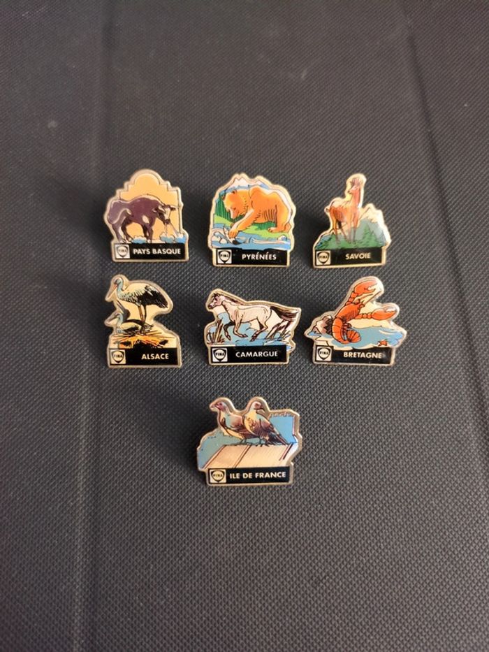 Lot de 7 pin's Fina région animaux