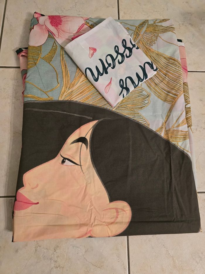 Neuve (non portée) 🩷⚘️👌👌housse de couette reversible et taie d oreiller disney  MULAN fille (1 place).🩷⚘️👌👌