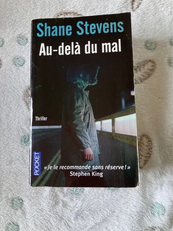 Livre au-delà du mal