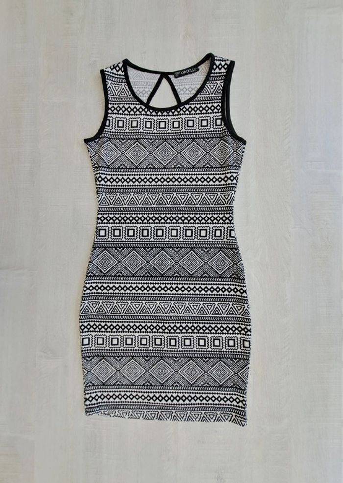 Robe Orcelly - taille S - moulante - motif azteque noir blanc - col rond - ouverture dos