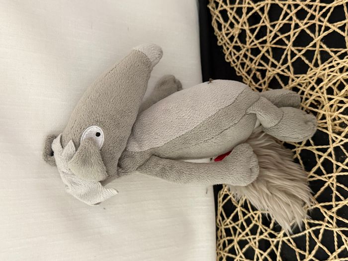 Peluche Louve Gris Clair Noeud Rouge AUZOU - photo numéro 4
