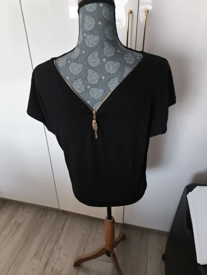 T-shirt avec fermeture dans le dos - photo numéro 2