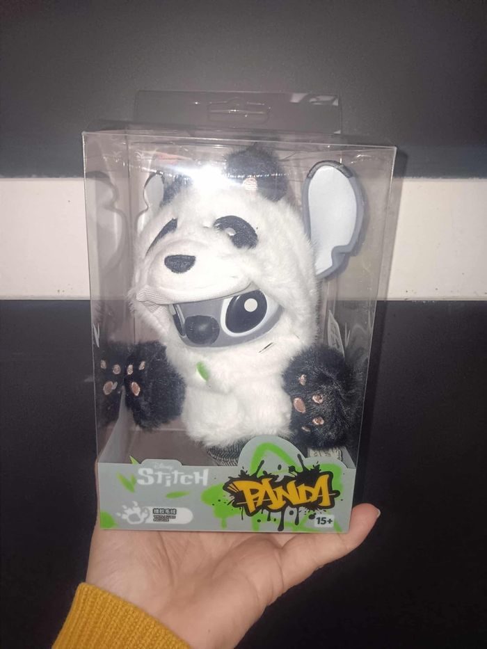 Peluche Panda Stitch dans sa boîte