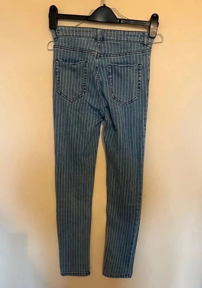 👖 Jean bleu à rayures blanches Kiabi Taille 34 👖 - photo numéro 2