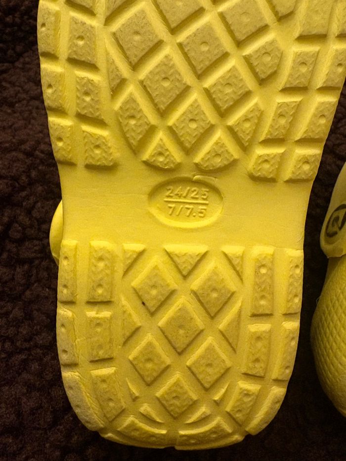 Sabots jaunes motif minions - Taille 24/25 - photo numéro 6