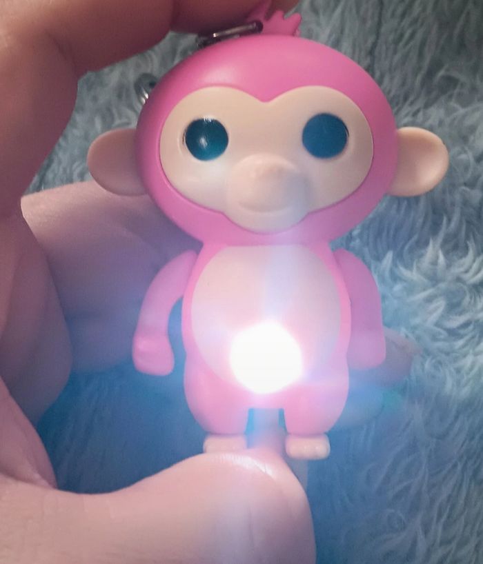 Porte-clés singe rose avec lampe torche LED - photo numéro 3