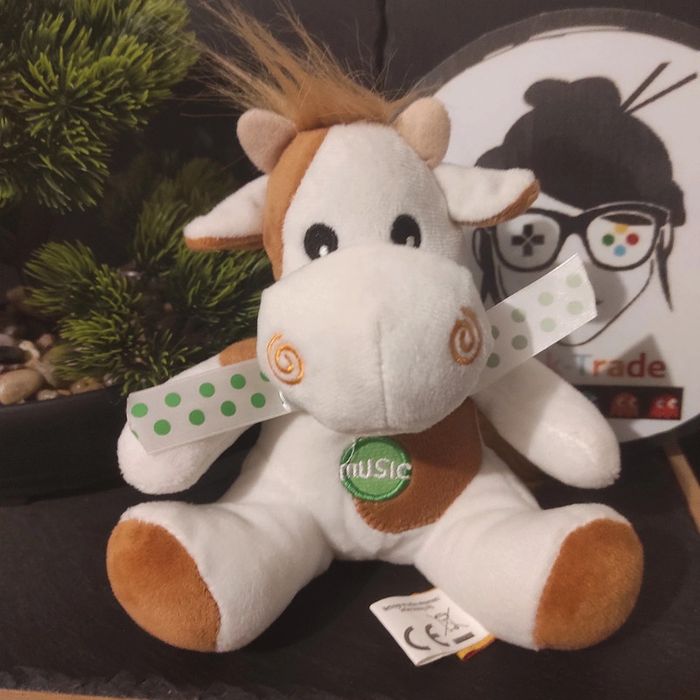 Doudou Peluche Plush Fizzy vache blanche marron music vert sonore #geektradedoudou