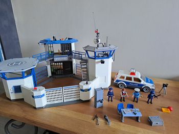 Playmobil police commissariat + voiture