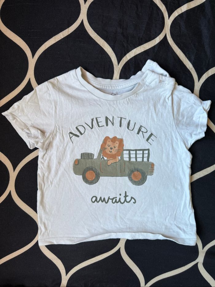 T-shirt bébé “Adventure awaits” – Tex Baby – 18 mois