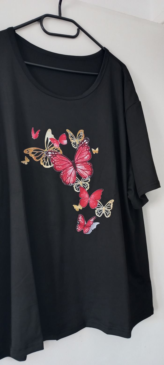 Tes shirt noir motifs papillons - photo numéro 2