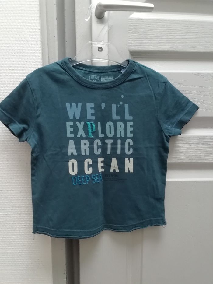 Vends t-shirt garçon été bleu vert avec texte sur le devant.