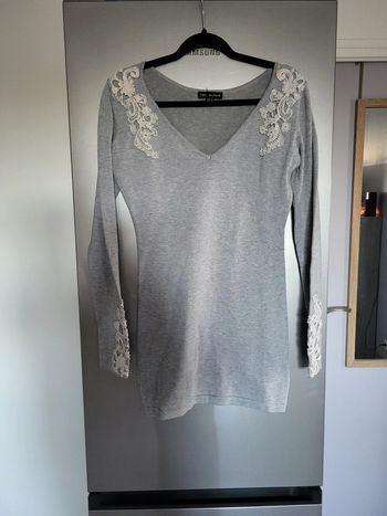 Robe pull grise et broderie
