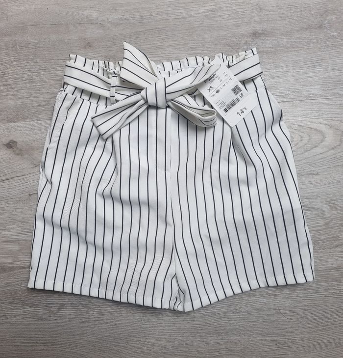 Short taille haute rayé blanc/noir Jennyfer XS avec ceinture à nouer neuf avec etiquette