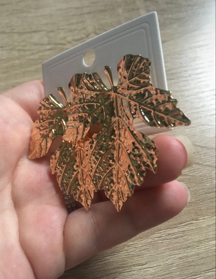 Boucles d’oreilles NEUVES avec étiquette femme forme de feuilles 🍁couleur doré - photo numéro 2