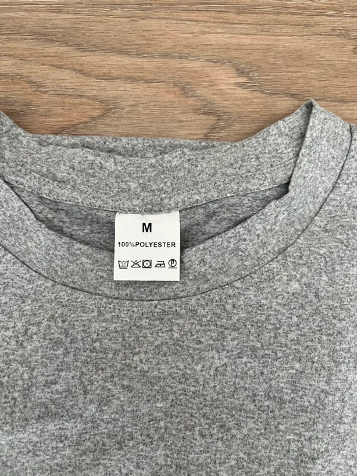 T-shirt gris imprimé tendance - photo numéro 2