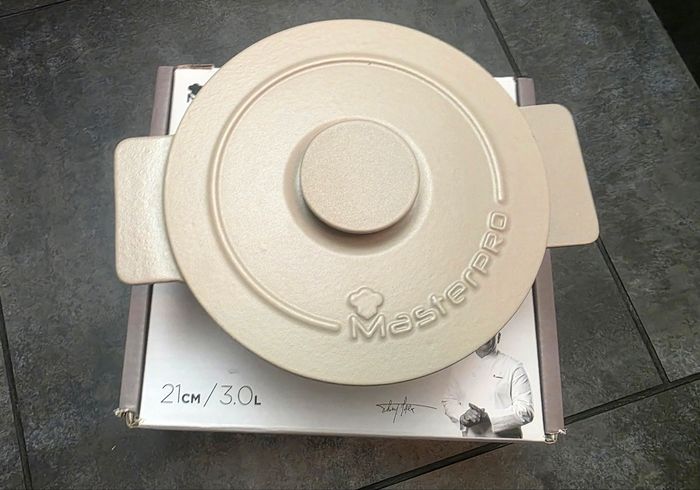 Cocotte en fonte beige 3 litres neuve - photo numéro 3