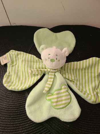 DOUDOU PLAT FILOUDOU OURS VERT RAYE BLANC FLEUR PETALES TREFLE ECHARPE