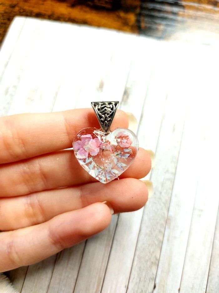 Magnifique petit pendentif cœur en résine - photo numéro 3