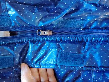 Manteau bleu à points blancs 