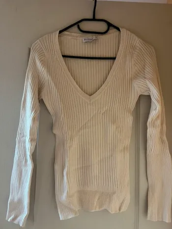 pull col v manches longues creme stradivarius