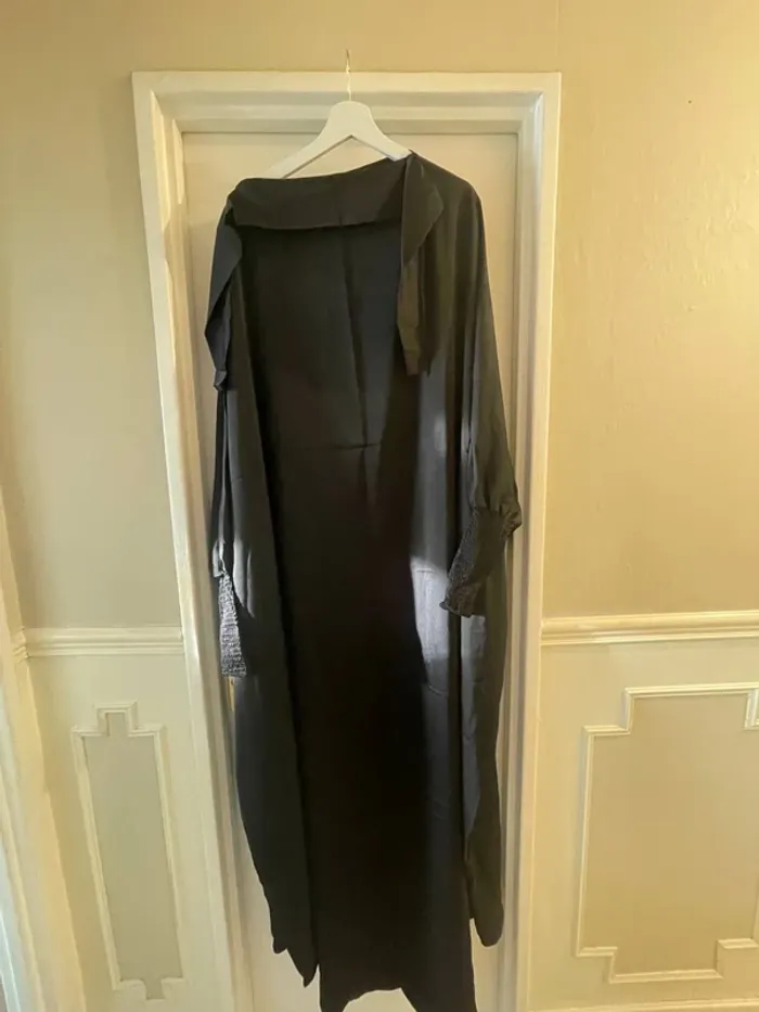 Abaya de prière noire avec capuche - Jilbab une pièce, manches smockées, style Dubaï - photo numéro 3