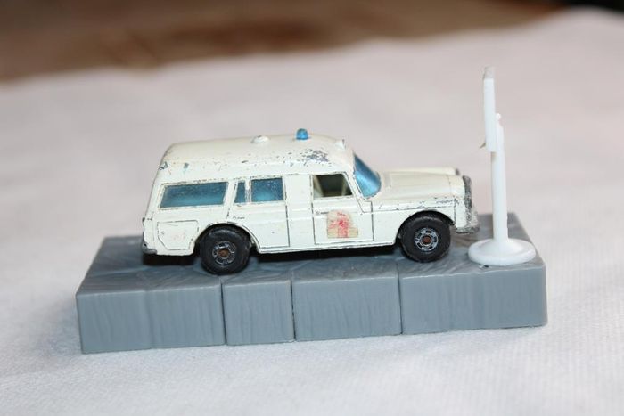 Lesney Mercédes  Benz ambulance - photo numéro 6