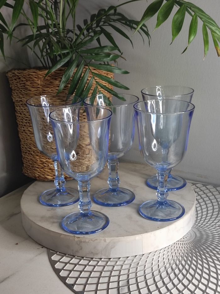 Verres à pieds bleu vintage