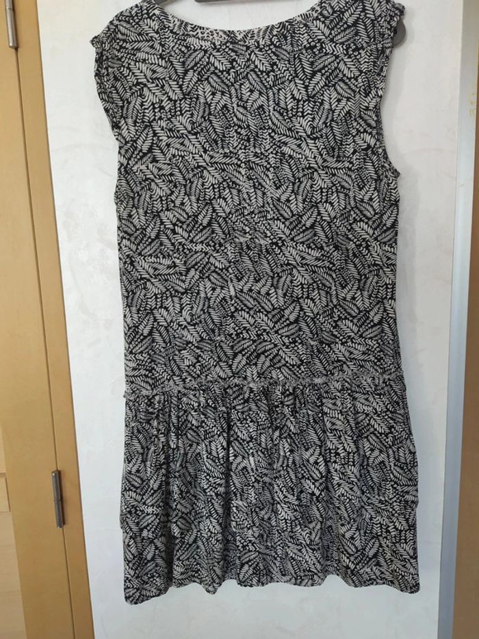 Robe fluide imprimé beige et noir volant - photo numéro 6