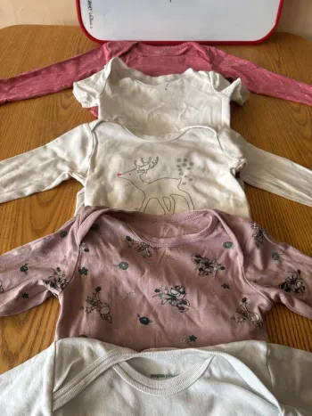 Lots fille 7 bodies 24 mois C&A