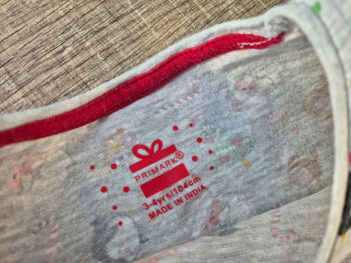 T-shirt de Noël 3/4 ans en très bon état - photo numéro 2