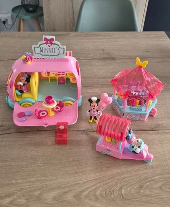 Lot jeux Minnie : camion, kiosque, scooter