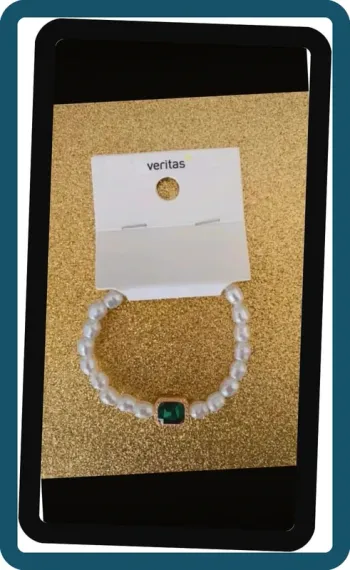 Bracelet avec pierre style “émeraude “ et perle blanches nacrées Veritas .