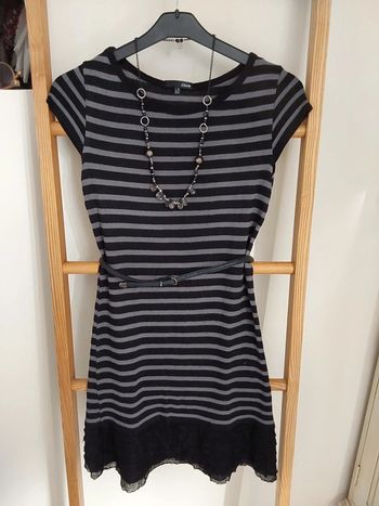 Robe noire rayée beige volant dentelle noire T 38