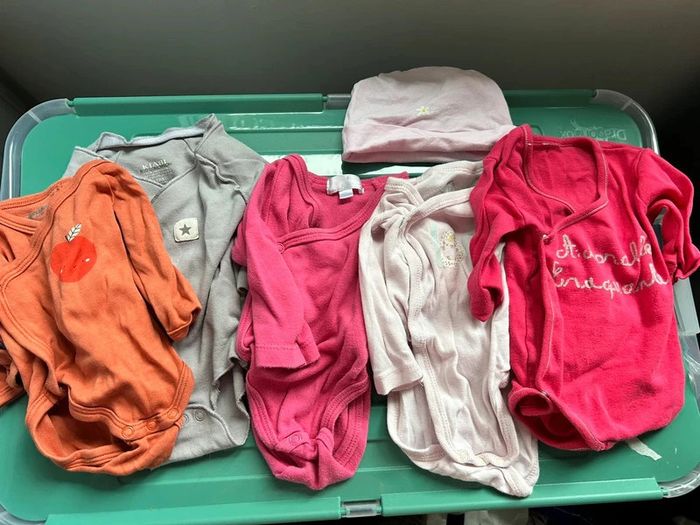 Lot de 5 bodys 1 mois fille et un petit bonnet rose