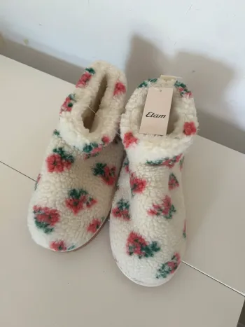 Etam Chaussons bottines fourrés à fleurs neuf avec étiquette