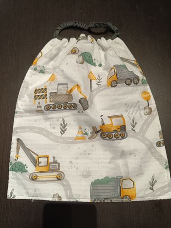 Grande serviette de table lavable  , doublée nid d'abeille, élastique ,  maternelle.   Tractopelle travaux