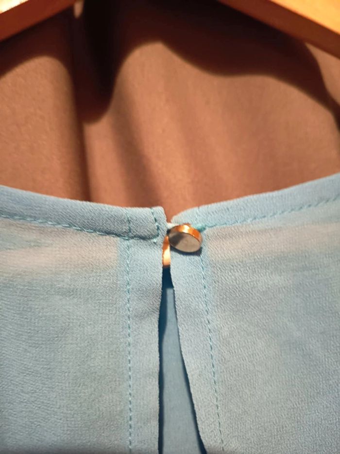 Tunique bleue. Dessous débardeur attaché avec un dessus manches chauve souris. Marque Jennyfer - photo numéro 4