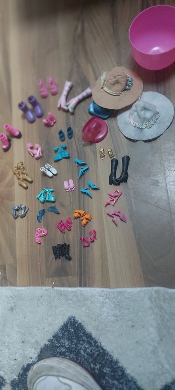 Lot chaussures barbie et 4 chapeaux